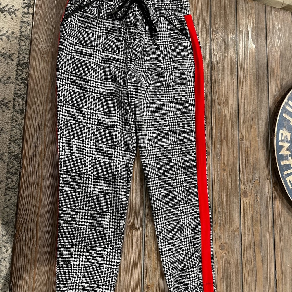 Evereve Woman’s Black and White Checkered Pants with Red Stripe